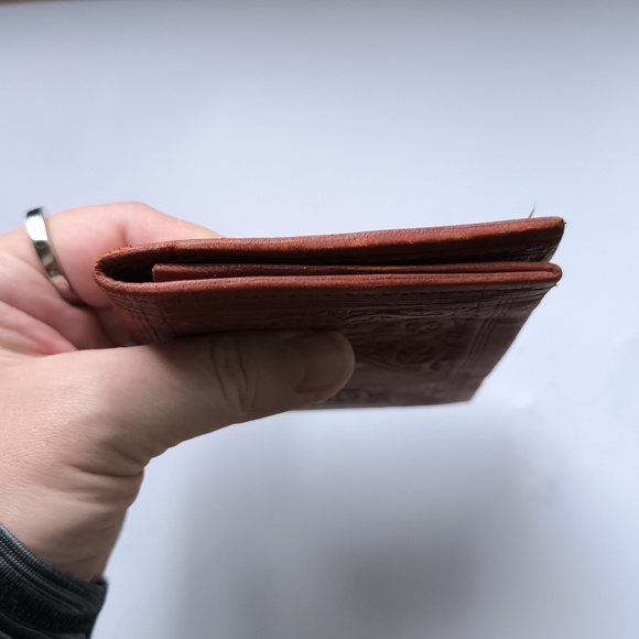 Embossed Tan Leather Credit Card Holder Bifold Wallet - Picture 10 of 12